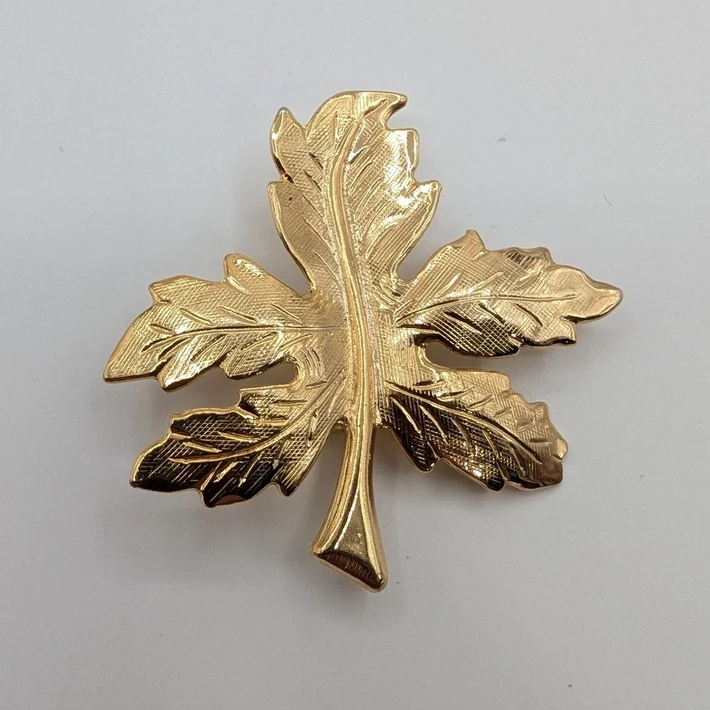 Vintage Gold Tone Maple Leaf Brooch‎ Textured Autumn Fall Nature Pin 2 Inch